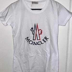 Moncler t-shirt - En helt ny och oanvänd Moncler t-shirt i storlek M, lapparna hänger kvar. Säljer den pga att den är för liten för mig.