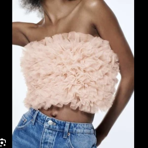 Tylltopp - Rosa bandeautopp i tyll från zara. Storlek XS, en aning stretchig och stängs med dragkedja på ena sidan. Använd en gång. Första bilden är lånad direkt från Zara. Använd gärna köp nu-funktionen🥰