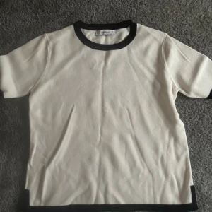 Stickad tshirt ❤️ - Så fin tröja ifrån Zara!❤️Den är i storlek S!❤️
