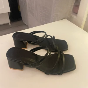 Oanvända klackar!!💕 - Helt oandvända sandaler/klackar, säljer pga försmå! Storlek 37😁 