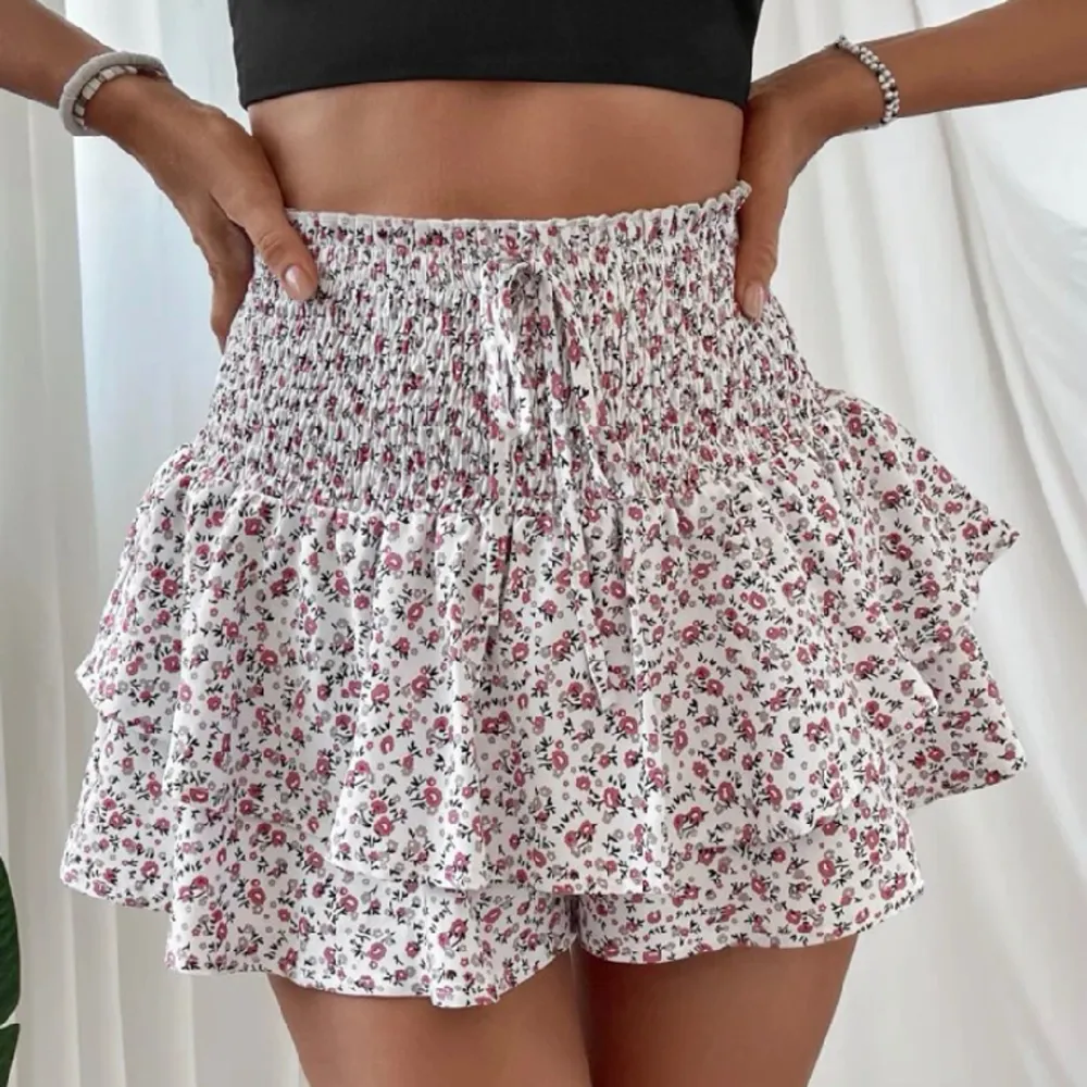 Världens sötaste sommar shorts!!! (ser ut som kjol på)  Kommer inte till användning mer 🌸💗 Pris går att diskutera !!! . Kjolar.