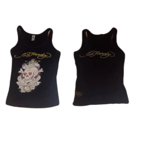 Edhardy linne - KLICKA INTE PÅ KÖP NU, edhardy linne i bra skick och inga skador, säljer enbart för att de nt kommer t användning, kan mötas i sthlm innestad eller posta, köpare betalar för frakt. Står XL men skulle säga ungefär M men d e väldigt töjbart