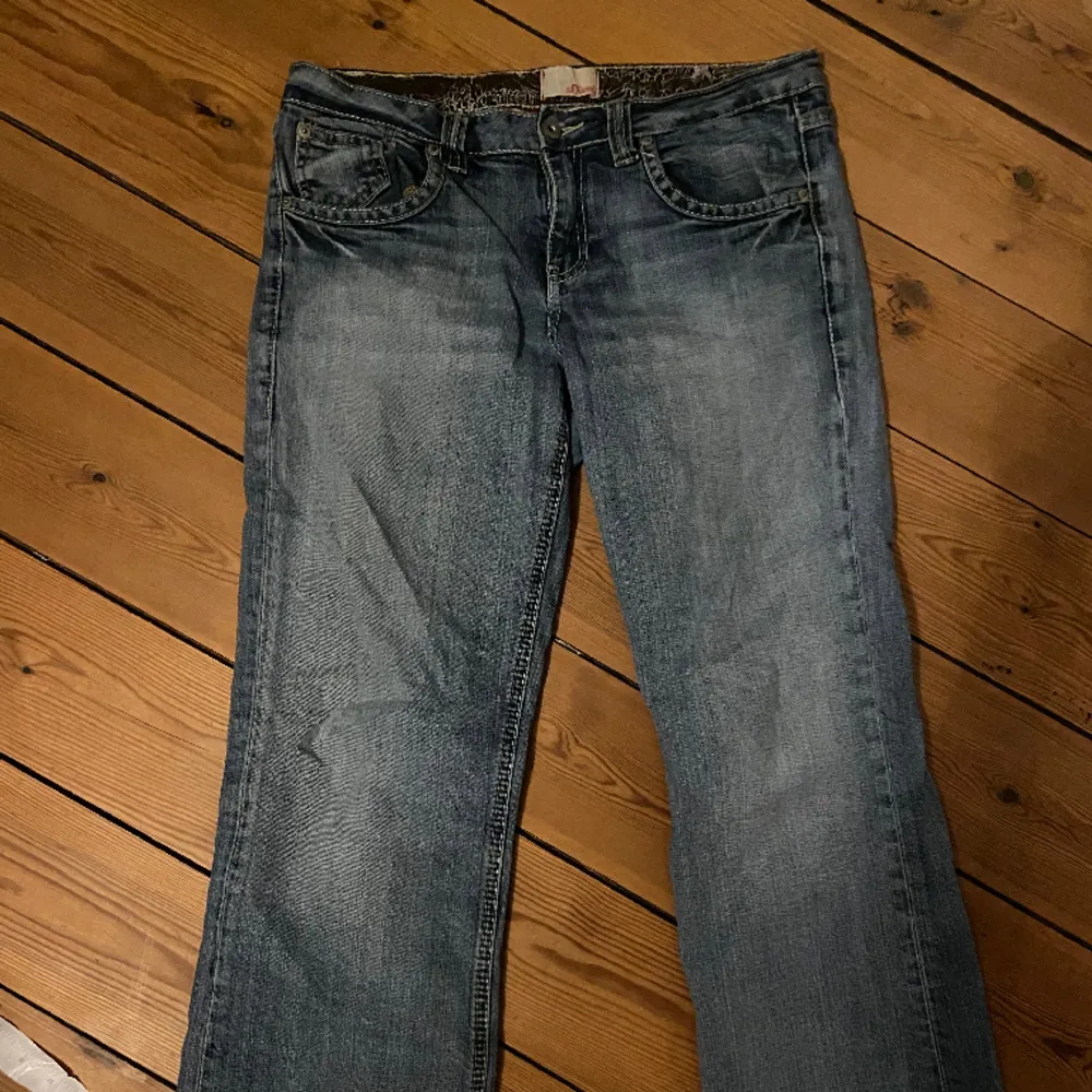 Jötttsnygga ganska låga jeans. Jag på bilden är 165 och de sitter ganska så oversized på mig💞 Innerben: 71 Rakt över midjan: 39. Jeans & Byxor.