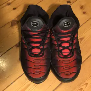 Röda o svarta Nike skor i storlek 38