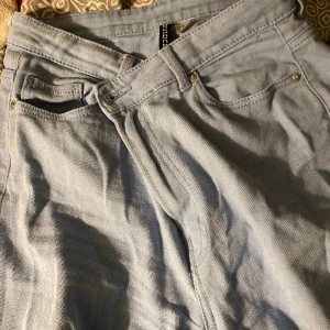 Byxor - Gulliga ljusblåa byxor ifrån H&M 🩵 Köparen står för frakt 📦 