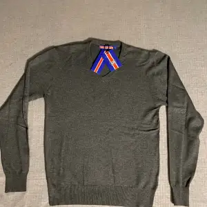 Grå William de faye sweatshirt i nyskick aldrig använd. Säljes på grund av fel storlek. Small