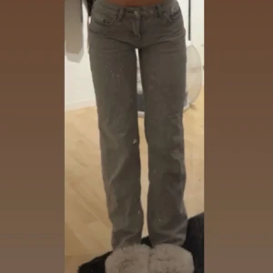 Lågmidjade gråa jeans - Säljer dessa så så snygga lågmidjade jeans då de ej kommer till användning. De har inga tecken på användning häller alltså är de i nyskick. Storlek 32 men passar 34 också. Hör av er vid frågor eller tryck gärna på köp nu 😀💓