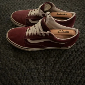 Vans - Tja! Säljer mina snygga Vans. Skorna är använda men fortfarande i ett bra skick! Tvättas såklart innan de skickas. Tveka inte på att höra av dig om du har frågor! (Har slängt skoboxen så den kommer inte med)
