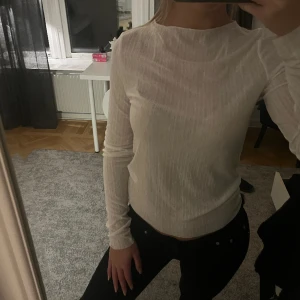 Genomskinlig vit tröja - Kommer ej till användning, ända problemet är att de är ett litet hål på ryggen därav priset💕