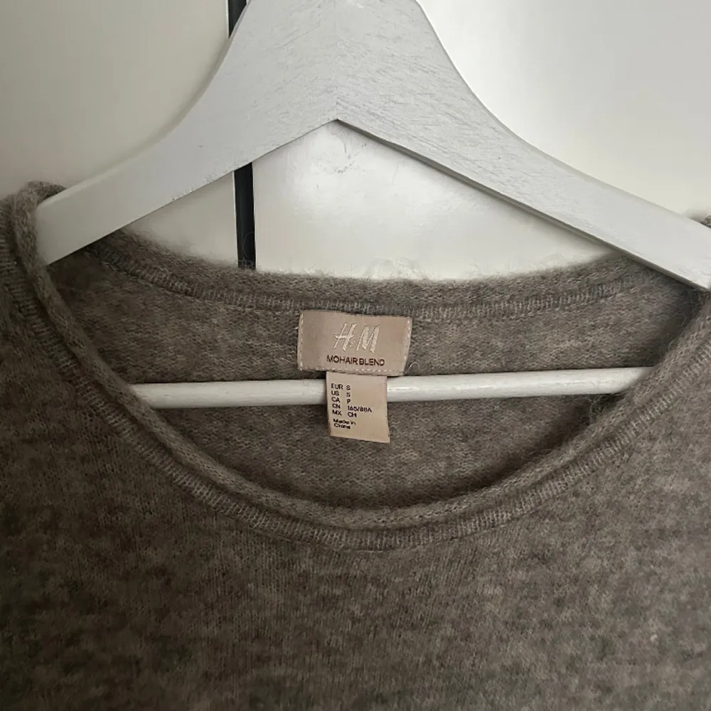 Mohair blend tröja från H&M i fint skick! Snygg och enkel, funkar till allt💓 Färg grå/beige/vit . Tröjor & Koftor.