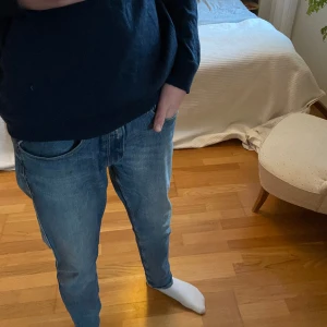 Replay Anbass jeans  - Tjena! Säljer nu dessa riktigt snygga och eftertraktade Replay jeansen! Jeansen är i storlek W32 L32. Modellen är Anbass och passformen är slim fit! Skicket är 9/10, grymt skick! Vid fler frågorenmer andra funderingar är det bara att höra av sig😉🙌