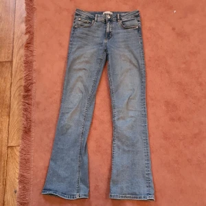 Jeans bootcut me fickor! - Nästan helt nya ingen skada och dem är ljus blå! 