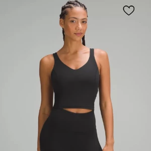 Lululemon tränings topp - Säljer denna snygga tränings toppen från Lululemon i svart! Storlek 4. Använd ca 2 gånger men kommer ej till användning ❤️pris kan diskuteras 