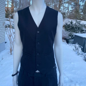 Väst - Den är använd få gånger. Storleken (barn 170) motsvarar ungefär en S i damstorlek.   Mått i cm:  Bredd 35, längd 56