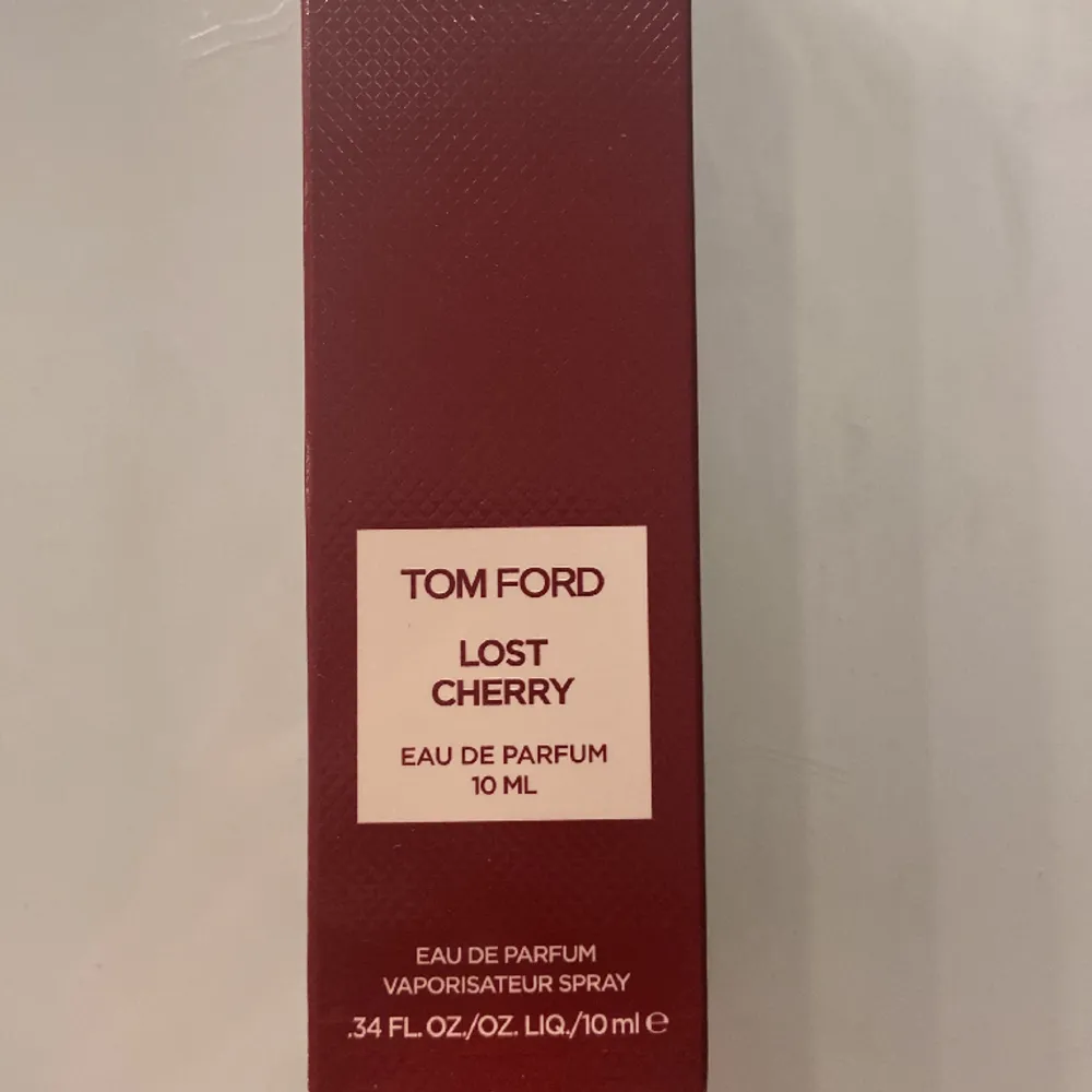 Tom Ford Lost Cherry 10ml, luktar verkligen jättegott men använder inte💗 Originalpris är 930kr Endast använd ca 3ggr så det är mycket kvar!. Övrigt.