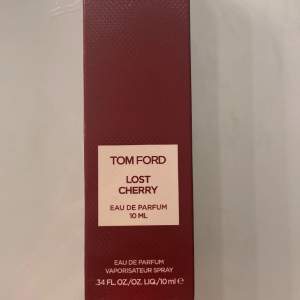 Tom Ford Lost Cherry 10ml, luktar verkligen jättegott men använder inte💗 Originalpris är 930kr Endast använd ca 3ggr så det är mycket kvar!