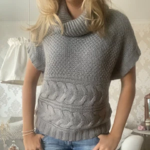 Kortärmad stickad tröja  - Fin kortärmad stickad tröja med polo!💓