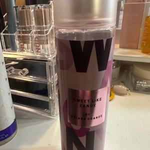 Ariana Grande body mist sweet like a candy - Knappt använd body mist , Ariana Grande  Finns i Åmål kan skickas, köparen betalar frakten 
