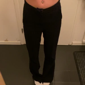 Lågmidjade kostymbyxor  - Lågmidjade kostymbyxor, lite noppriga på vissa ställen men syns knappt, jätte fina och inte använda så mycket, nypris 459kr 