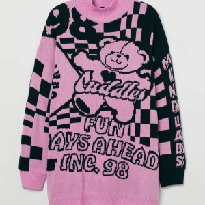 Alt Oversize Pink & Black Bear Sweater - Oversized, Från H&M Storlek S. Aldrig använd, i ny kondition! Dm för bilder på eller mått! 