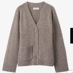 Wera kofta - Lånade bilder, kan självklart skicka egna bilder på koftan! Ullkofta från Wera, slutsåld överallt. Aldrig använd, prislappen kvar! storlek S. Nypris 799kr