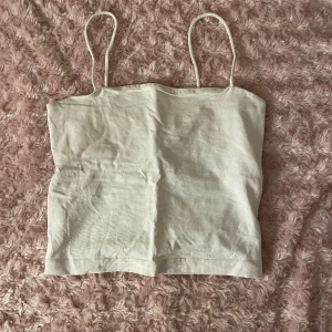 Vitt linne - Vitt linne från Gina, väldigt fint men gillar inte sånna linnen. 