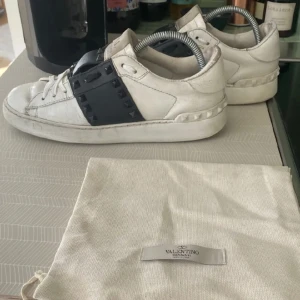 Valentino skor - Säljer dessa valentino skor då dom är för stora för mig, har sko lådan påse och äktahetsbevis❤️