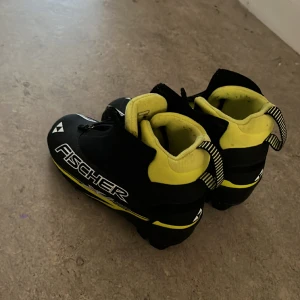 Pjäxor - Pjäxor med skidor och stavar till