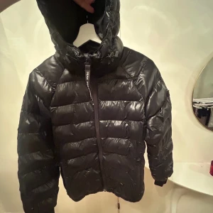 Peak performance jacka  - Glansig Peak performance jacka i storlek S. Har inga slitningar och är i bra skick. Skriv för fler bilder! 