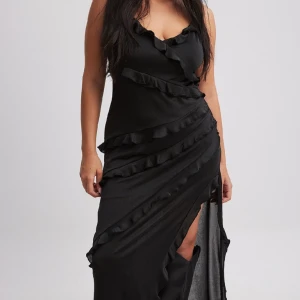 Svart långklänning  - Använd 1 gång, så i princip nyskick! Jätteskön och har en ”innerklänning” så den inte är genomskinlig. Perfekt längd på mig som är ca 168 cm lång Nypris 599 kr