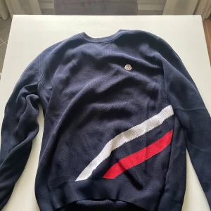 Moncler Sweatshirt - Storlek xxl passar xl mycket bra, tröjan är bara använd ett par gånger och är i fint skick inga konstigheter!