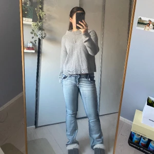 & Other stories tröja - Grå tröja från & other stories. Väldigt fin och bra kvalitet. 35% ull och 65% bomull.   (Säljer även jeansen på min plick)