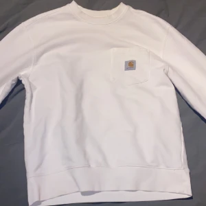 Carhartt sweatshirt  - Vit carhartt sweatshirt som inte har några fläckar och inte använt speciellt mycket heller💓💓  Storlek M 