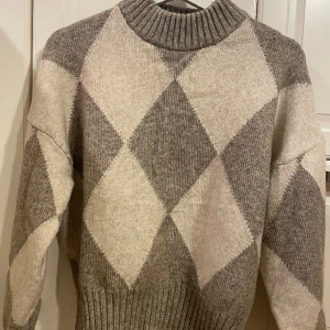 Rutig stickadtröja - Fin tickadtröja i rutigt mönster! Super fint skick💓 
