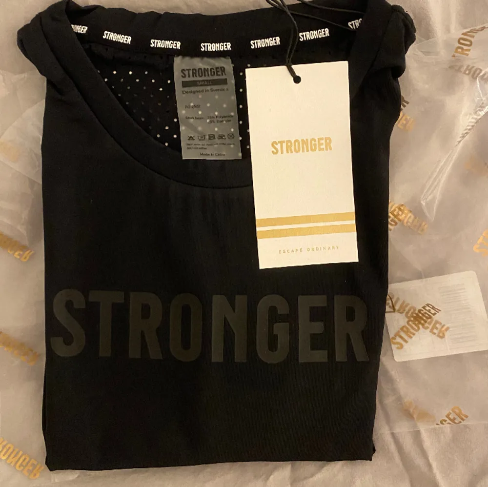 Helt ny träningströja från stronger, kvar i påse med prislapp💗  (pris på hemsidan 499). Hoodies.