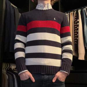 Polo Ralph Lauren tröja ⚫️Vårt pris: 499 ⚫️Nypris: 1500 ⚫️Storlek: M ⚫️Skick: 8/10 ⚫️Färg: Mörblå, vit samt röd  ⚫️Material: stickad  Modellen på bilden 180cm och väger 70kg  Intresserad eller frågor? Ses i DM✅ 