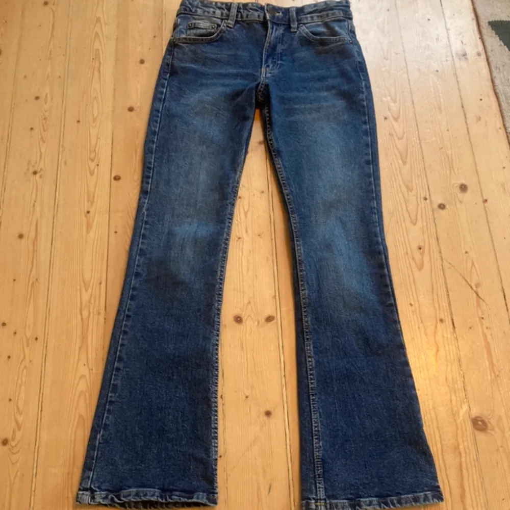 Supersnygga lågmidjade Bootcut vintage jeans! Snygga fickor bak. Toppenskick och i stl 36. Hör av er för fler bilder eller info🩷. Jeans & Byxor.