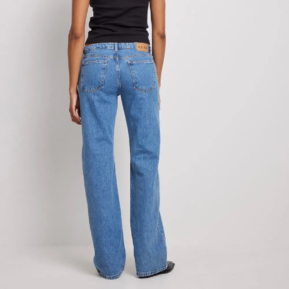 Säljer dessa sjukt snygga jeans från NA-KD då dom va för långa på mig. Använd 1 gång. Nypris 699kr. 🤍. Jeans & Byxor.