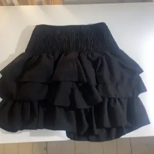 Säljer denna helt oanvända kjolen, den ser ut att sitta väldigt tajt i midjan men materialet är töjbart. 
