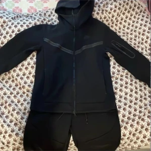 Nike Tech Fleece - Nike Tech Fleece, svart i storlek S. Hela dressen säljs tillsammans och oanvänd. 1500 men pris kan diskuteras.