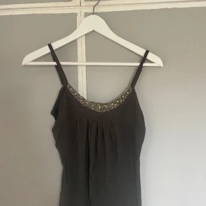 Linne Vila - Fint gråsvart linne med pärlor vid urringningen. Supergulligt och är från vila.  skriv för fler bilder eller om du har frågor!