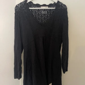 ODD MOLLY KLÄNNING - Super söt tunnstickad odd molly klänning, super fina detaljer. Modellen är miniklänning. Som ny. Storlek 2 motsvarar ungefär s/M