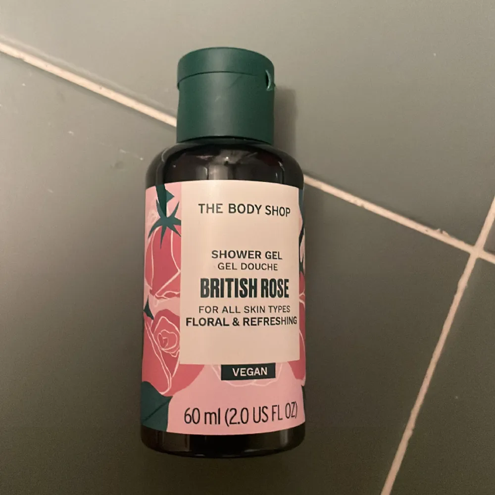 En British Rose shower gel, nästan helt oanvänd och doftar super gott❣️ kostar 25 men pris kan diskuteras 💕💜. Parfym.