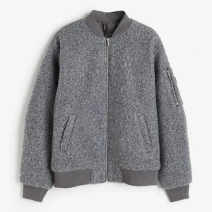 Bomberjacka - Säljer denna snygga jackan från H&M som är slutsåld i denna storlek på hemsidan. Använd sparsamt så den är i mycket bra skick! 😊 hör av er vid egna bilder eller frågor!💕