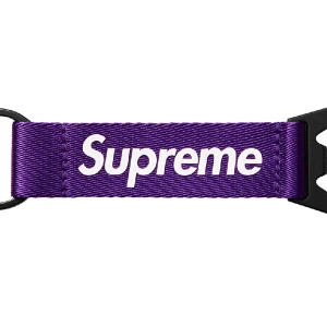 Supreme Bottle Opener Webbing Keychain - En öppnare och nyckelring i lila från Supreme. 