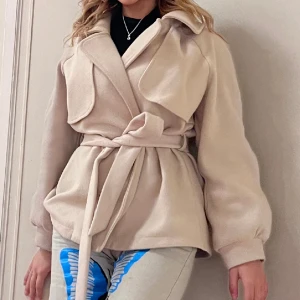 Vår eller höstjacka - En vår eller höstjacka i rosa/beige färg, värmer ganska bra och snygg, passar mer en 36 i armarna 