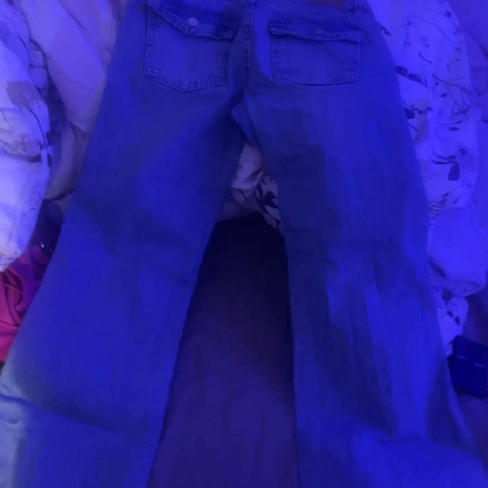 Ett par boot cut jeans från Gina tricot i storlek 36, dom är alldrig använda fick två par i julklapp därför jag säljer dom,för fler frågor/bilder hör av dig. Jeans & Byxor.