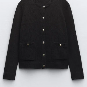 Kofta - Säljer denna populära koftan från zara med guldknappar. Använd en gång!! Storlek S💘💘