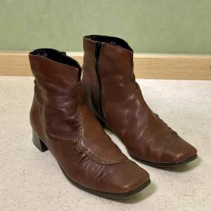 Super snygga vintage bruna vadderade boots med klack!✨Köpt från secondhand🌱