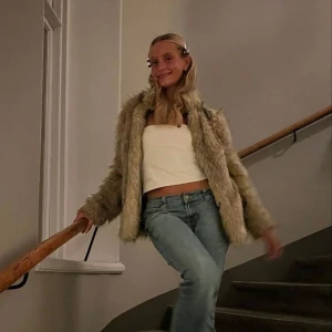 Faux Fur  - Säljer min sååå fina fusk päls som passar till allt och är så trendig💘 Skriv vid frågor eller fler bilder🤗 (första bilden är lånad)